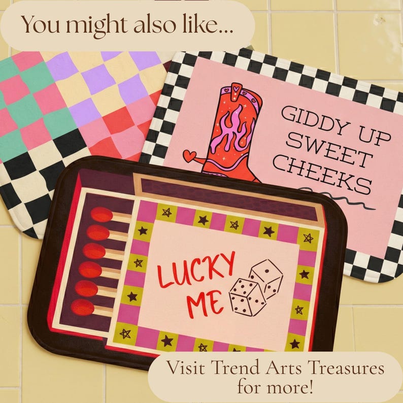 Pu&ograve; includere: Tre tappetini rettangolari con design distinti. Uno ha un motivo a scacchi colorati. Un altro &egrave; rosa con un bordo a scacchi bianco e nero, una grafica di uno stivale da cowboy rosso e il testo GIDDY UP SWEET CHEEKS. Il terzo &egrave; un'illustrazione di una scatola di fiammiferi con il testo LUCKY ME e due dadi.