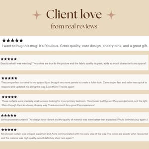 Pu&ograve; includere: Una visualizzazione grafica con il testo Client love from real reviews in alto, seguita da sei recensioni dei clienti a cinque stelle. Il testo &egrave; presentato in marrone scuro su uno sfondo beige chiaro, evidenziando i feedback su tazze e tende.