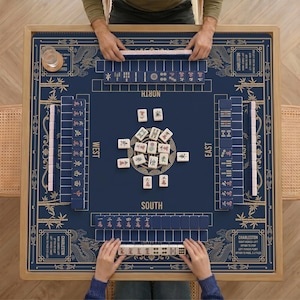 Könnte beinhalten: Ein quadratischer Mahjong-Spieltisch aus Holz mit einer marineblauen Spielfläche und goldenen Akzenten. Spieler sind um den Tisch herum, mit sichtbaren Spielsteinen und Racks. Der Tisch hat den Text "CHARLESTON" und Richtungsbezeichnungen.