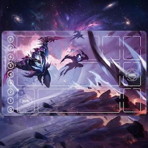 Peut inclure: Tapis de jeu rectangulaire avec une scène fantastique aux tons violets et bleus. Le tapis représente un fond cosmique avec une grande créature et le texte "LEAGUE OF LEGENDS" dans les coins inférieurs. Des zones numérotées sont sur le bord gauche.