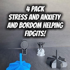 Puede incluir: Un paquete de cuatro juguetes fidget de varios diseños y colores, incluyendo azul, negro y blanco. El texto en la imagen dice "4 PACK STRESS AND ANXIETY AND BORDOM HELPING FIDGITS!"