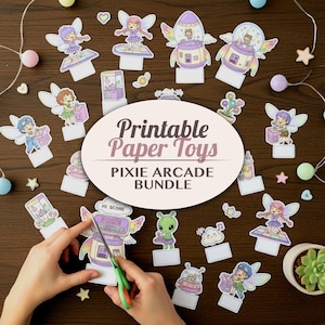 Può includere: Una collezione di giocattoli di carta stampabili a tema arcade fatato. I giocattoli includono vari personaggi e design di giochi arcade in colori pastello. L'immagine mostra anche una persona che usa le forbici per ritagliare uno dei giocattoli di carta.