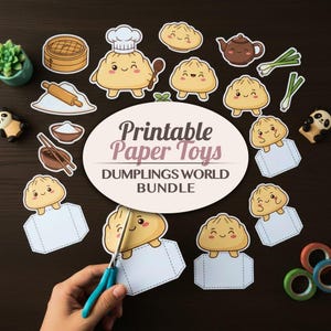 Puede incluir: Un conjunto de juguetes de papel imprimibles con personajes de empanadillas y elementos relacionados como una tetera y palillos. El texto dice "Printable Paper Toys DUMPLINGS WORLD BUNDLE". Una mano corta un juguete de papel con unas tijeras.