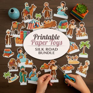 Pode incluir: Uma coleção de brinquedos de papel imprimíveis coloridos com personagens e cenas da Rota da Seda. O conjunto inclui figuras de pessoas, animais, tendas e carroças. O texto "Printable Paper Toys Silk Road Bundle" é exibido em um oval.