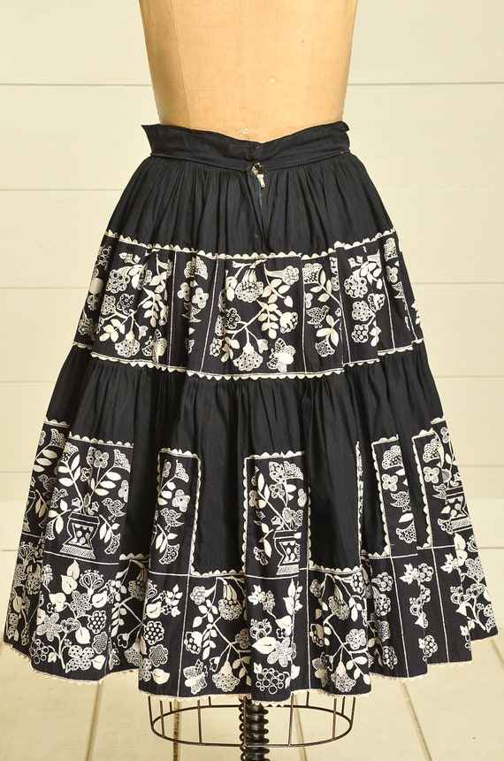 1950s Folk Art Circle Skirt Black & White Cotton … - image 4