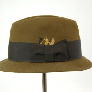 jaren 1950 Royal Stetson korte Brim Bowler Fedora hoed met veren maat 7 1/8