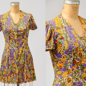 Mini-robe boutonnée à fleurs psychédéliques des années 1960