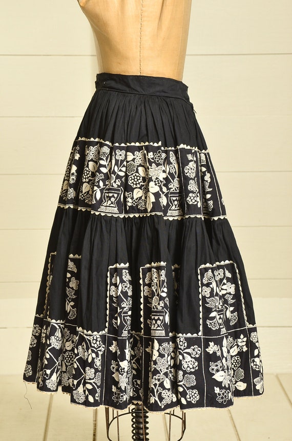 1950s Folk Art Circle Skirt Black & White Cotton … - image 3