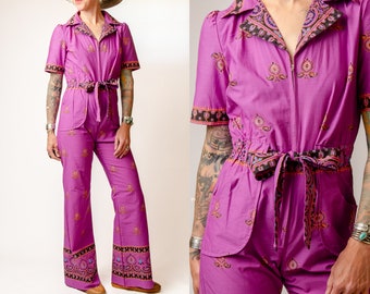 1970er Jahre Deadstock Batik Jumpsuit Ausgestellter Jumpsuit aus Baumwolle mit Gürtel