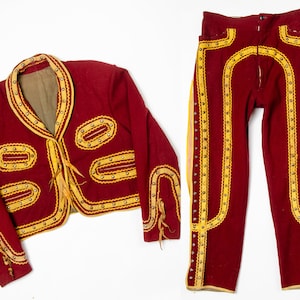 Conjunto de mariachi con tachuelas de los años 40, chaqueta bolero y pantalón, conjunto charro