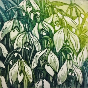 Pode incluir: Uma impressão artística de flores de campanhas-de-inverno. A imagem apresenta uma vista de perto das flores brancas e verdes com longos caules e pétalas delicadas. O fundo é uma mistura de tons verdes e azuis, criando uma cena vibrante e natural.