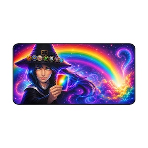 Peut inclure: Un tapis de bureau rectangulaire présentant une illustration numérique d'une personne portant un chapeau de sorcier sombre orné d'icônes élémentaires colorées. La personne tient une carte arc-en-ciel brillante sur un fond de nuages cosmiques.