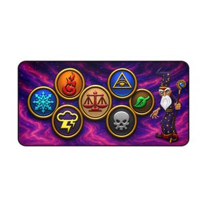 Puede incluir: Una alfombrilla de escritorio rectangular con un fondo de nebulosa púrpura y siete iconos circulares que representan fuego, hielo, equilibrio, tormenta, muerte, vida y mito. Un mago con túnica estrellada sostiene un bastón con orbe azul.