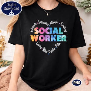 以下が含まれることがあります： 「SOCIAL WORKER」と書かれたカラフルなハート型のデザインが施された黒いTシャツ。デザインには「Advocate」や「Caring」などの言葉が含まれています。デジタルダウンロードアイコンが左上にあります。