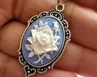 Collar azul aciano Colgante Cameo / Cameo de rosa blanca / Flor azul cielo pastel / Colgante de plata / Estilo victoriano romántico