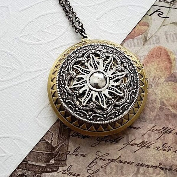 Collana con medaglione astronomia del sole splendente. Grande pendente rotondo aperto in ottone con foto, catena in bronzo EA816