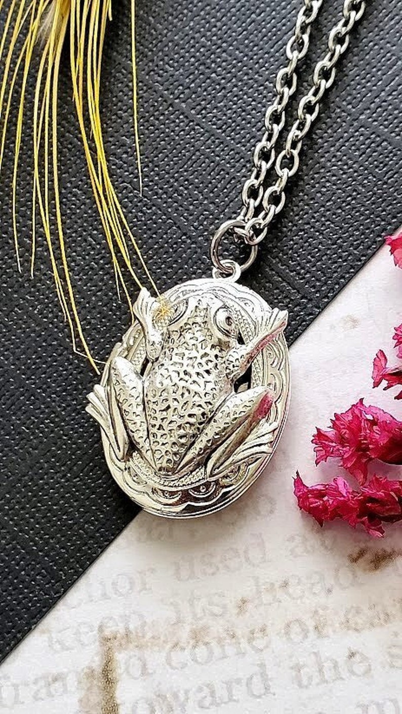 Silver Oval Locket Frog Necklace Animal Pendant Wetland Leaf Picture Hold Jewelry Charming Emerald Cute Toad Locket Large Oval image 2