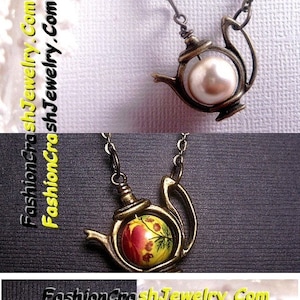 Peut inclure: Deux colliers en forme de théière dorés avec une chaîne. Le premier collier a une perle blanche dans la théière. Le deuxième collier a une théière jaune avec un motif floral rouge et vert.