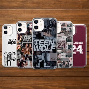 Pode incluir: Uma coleção de cinco capas de telefone com vários designs. As capas apresentam o texto "Teen Wolf" e imagens do elenco. Uma capa é bordô com o nome "Linski" e o número "24".