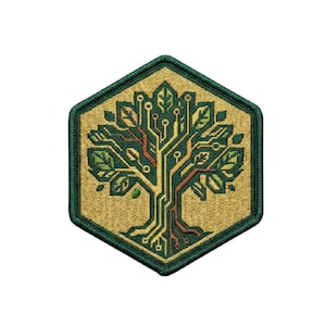 Puede incluir: Parche bordado hexagonal con un diseño de árbol. El tronco y las ramas del árbol están representados por circuitos, con hojas en la parte superior. El parche tiene un borde verde y un fondo beige.