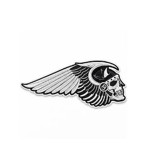 Puede incluir: Un parche bordado en blanco y negro que representa una calavera con un casco alado. El parche tiene un diseño detallado con una calavera, alas y un casco. El parche es probablemente para una chaqueta o chaleco.