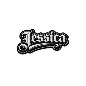 Könnte beinhalten: Gestickter Aufnäher mit dem Namen "Jessica" in einer gotischen Schriftart. Der weiße Text hat einen schwarzen Umriss und einen schwarzen Rand. Der Aufnäher ist für Kleidung oder Accessoires bestimmt.