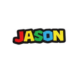 Badge nominatif personnalisé brodé en fer sur badge coloré