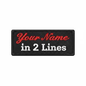 Pode incluir: Patch retangular preto bordado com o texto "Your Name in 2 Lines". A linha superior é em itálico vermelho, e a linha inferior é em letras brancas. O patch é projetado para personalização.