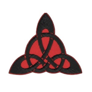 以下が含まれることがあります： 黒と赤のケルトノットデザインの刺繍パッチ。パッチは三角形で、黒い縁取りと赤い背景に複雑なノットワークが施されています。衣類やアクセサリーに適しています。