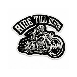 Op de afbeelding: Zwart-witte patch met een skelet op een motorfiets. De tekst "RIDE TILL DEATH" is boven de motorfiets gebogen. De patch heeft een witte rand en is waarschijnlijk een opstrijk- of opnaaipatch voor kleding of accessoires.