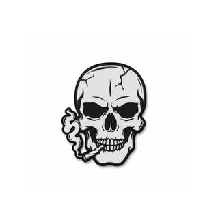 Puede incluir: Parche bordado con una calavera fumando un cigarrillo, con humo saliendo. La calavera es blanca con cuencas de ojos, nariz y boca negras. El parche tiene un borde negro y está sobre un fondo blanco.