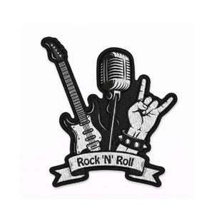 Puede incluir: Parche bordado en blanco y negro con una guitarra, un micrófono y una mano haciendo el gesto de rock and roll. Las palabras "Rock 'N' Roll" se muestran en una pancarta.