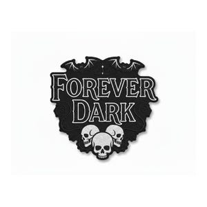 Może przedstawiać: Czarna naszywka z białym napisem "FOREVER DARK" i trzema białymi czaszkami poniżej. Naszywka ma ozdobną obwódkę i elementy w kształcie nietoperzy na górze.