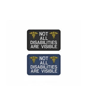 Puede incluir: Dos parches rectangulares con el texto "NOT ALL DISABILITIES ARE VISIBLE". El parche superior es negro con detalles dorados y el parche inferior es azul marino con detalles dorados. Cada parche presenta un símbolo de caduceo dorado.