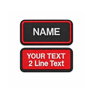 Pode incluir: Duas etiquetas retangulares. A etiqueta superior é preta com uma borda vermelha e a palavra "NAME" em branco. A etiqueta inferior é vermelha com uma borda preta e o texto "YOUR TEXT 2 Line Text" em branco.