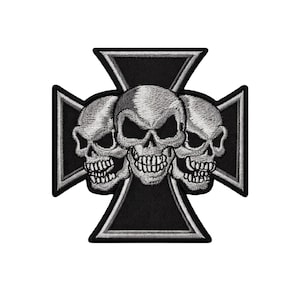 Parche bordado de motociclista con triple calavera y cruz de hierro