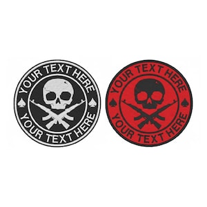 Puede incluir: Dos parches redondos con un diseño de calavera y rifles cruzados. Un parche es negro con una calavera y texto blancos, el otro es rojo con una calavera y texto negros. El texto alrededor del borde de cada parche dice "YOUR TEXT HERE".