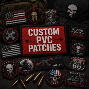 Könnte beinhalten: Eine Sammlung verschiedener PVC-Aufnäher mit Motiven wie amerikanischen Flaggen, Totenköpfen, Motorrädern, einem AK-47-Gewehr und dem Text "CUSTOM PVC PATCHES", "DISCIPLINE LEADS TO FREEDOM", "NO FEAR NO LIMITS", "AMERICAN ROUTE 66" und "BUILT FOR SPEED".