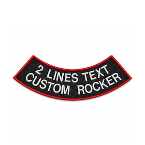 Pode incluir: Um patch preto e curvo com uma borda vermelha. O patch apresenta texto bordado branco que diz "2 LINES TEXT CUSTOM ROCKER". O patch é projetado para personalização e provavelmente é para uma jaqueta ou colete.