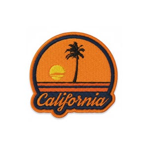 Könnte beinhalten: Gestickter Aufnäher mit einer Sonnenuntergangsszene, einer Palme und dem Wort "California". Der Aufnäher hat einen orangefarbenen Hintergrund, einen dunkelblauen Rand und Akzente.