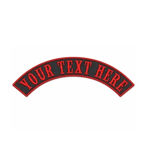 Peut inclure: Écusson noir en forme d'arche avec le texte rouge brodé "YOUR TEXT HERE". Le patch a une bordure rouge et est conçu pour être cousu sur des vêtements ou des accessoires. Le patch est de forme incurvée.