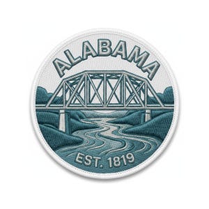 Peut inclure: Écusson brodé circulaire avec le mot "ALABAMA" au-dessus d'un pont. Le patch a une bordure blanche et le texte "EST. 1819" en dessous. Le design utilise des nuances de bleu et de blanc.