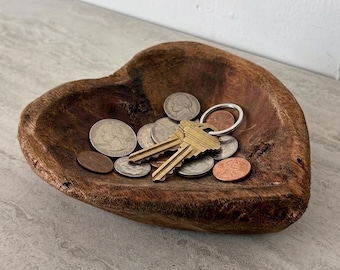 Primitive Hand geschnitzte hölzerne Herzschale