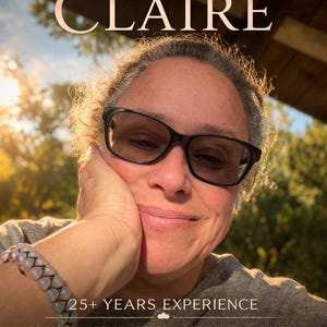 Op de afbeelding: Een persoon met een bril met zwart montuur en een lichtgekleurde kralenarmband. De tekst luidt: Meet Claire, CLAIRE, 25+ YEARS EXPERIENCE, PSYCHIC, REIKI MASTER, ORDAINED MINISTER, Kind, Compassionate, Easy to Talk To, met hart- en wolkicoon.