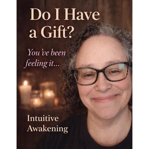 Op de afbeelding: Een persoon met krullend grijsbruin haar en een bril met schildpadpatroon glimlacht. De tekst luidt: Do I Have a Gift? You&rsquo;ve been feeling it... Intuitive Awakening. De achtergrond toont zacht, onscherp kaarslicht in een donkere setting.