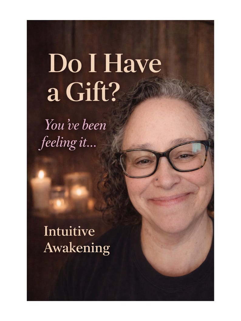 Op de afbeelding: Een persoon met krullend grijsbruin haar en een bril met schildpadpatroon glimlacht. De tekst luidt: Do I Have a Gift? You&rsquo;ve been feeling it... Intuitive Awakening. De achtergrond toont zacht, onscherp kaarslicht in een donkere setting.