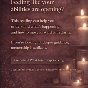 Op de afbeelding: Een donkerpaarse afbeelding met witte tekst die luidt: Feeling like your abilities are opening? This reading can help you understand what&rsquo;s happening and how to move forward with clarity. If you&rsquo;re looking for deeper guidance, mentorship is available. Understand What You&rsquo;re Experiencing. Mentorship available at seewhatiseewithme.com/ment. Aan de rechterkant zijn verschillende brandende kaarsen zichtbaar.