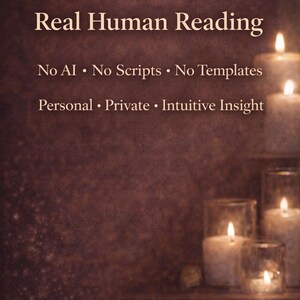 Op de afbeelding: Een donkere, getextureerde achtergrond met verschillende brandende kaarsen in glazen houders aan de rechterkant. De tekst luidt: Real Human Reading, No AI, No Scripts, No Templates, Personal, Private, Intuitive Insight in een licht schreeflettertype.