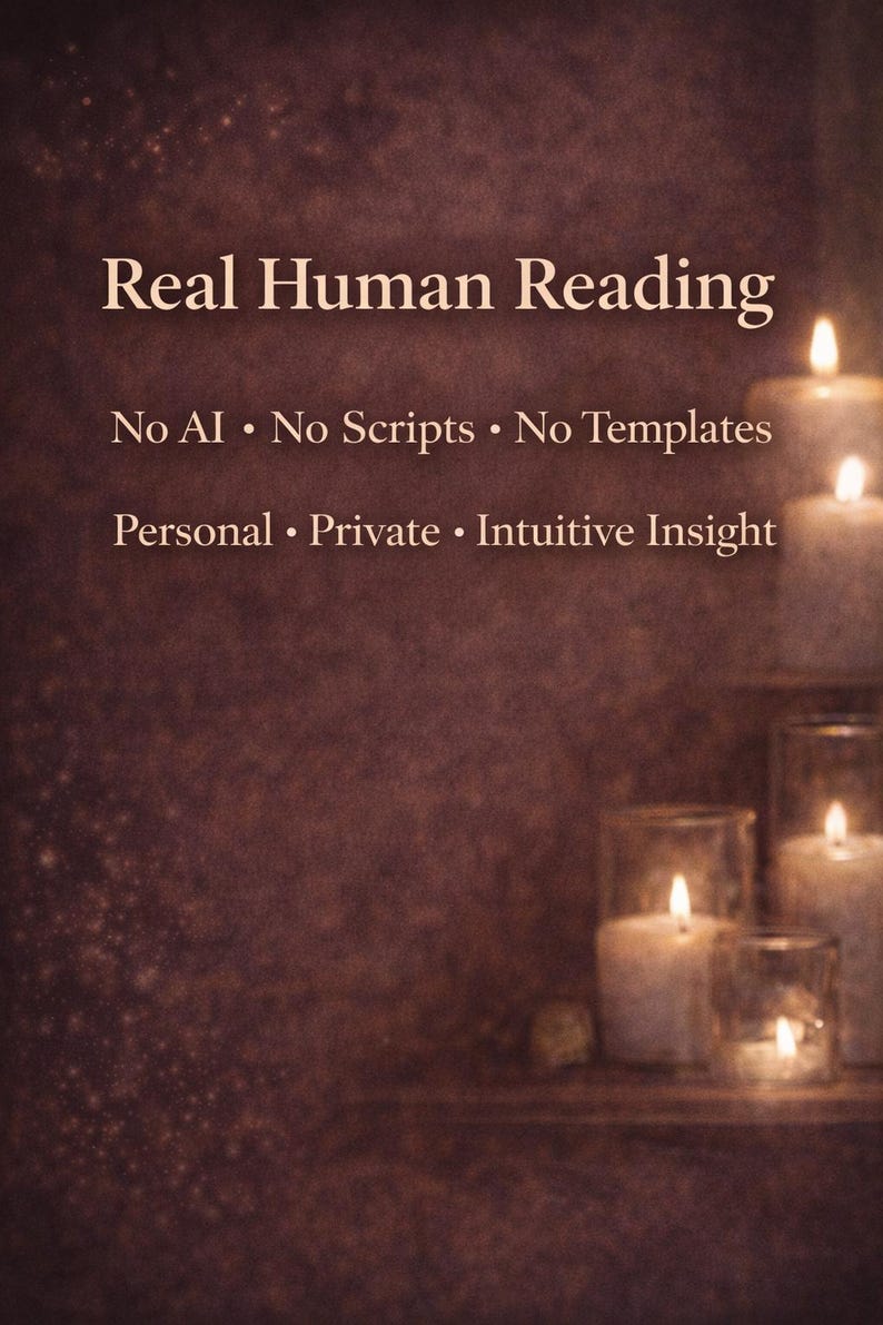 Op de afbeelding: Een donkere, getextureerde achtergrond met verschillende brandende kaarsen in glazen houders aan de rechterkant. De tekst luidt: Real Human Reading, No AI, No Scripts, No Templates, Personal, Private, Intuitive Insight in een licht schreeflettertype.