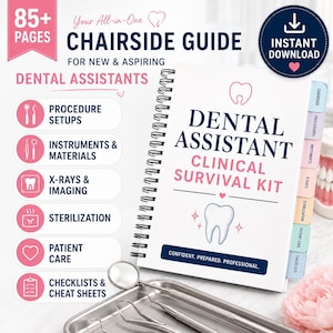 Op de afbeelding: Een spiraalgebonden klinische gids voor tandartsassistenten met meer dan 85 pagina's. De witte kaft bevat donkerblauwe en roze tekst, een tandicoon en tabbladen voor secties zoals procedures, instrumenten, röntgenfoto's en patiëntenzorg.